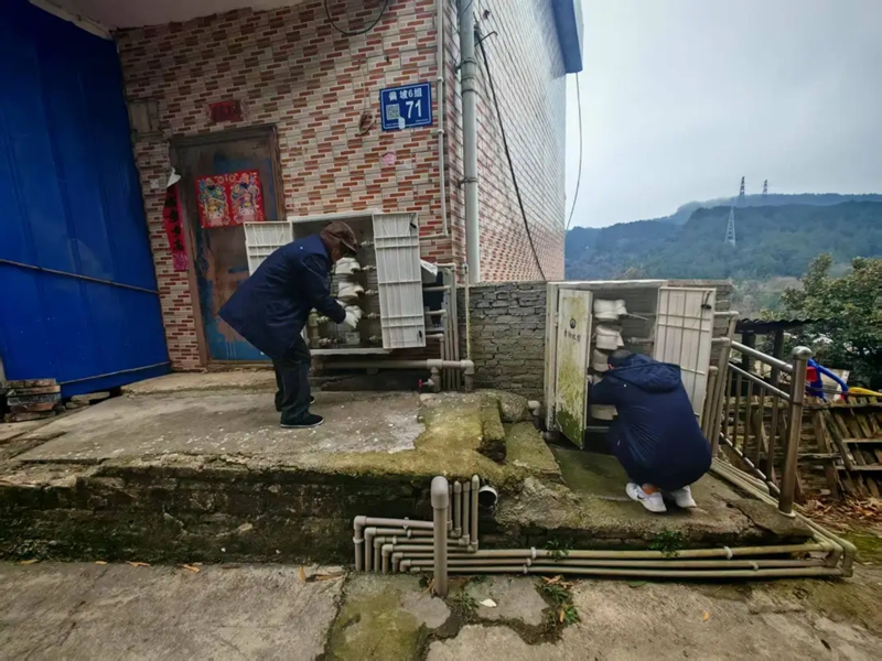 云岩区水务局对水表采取包表等应急措施。