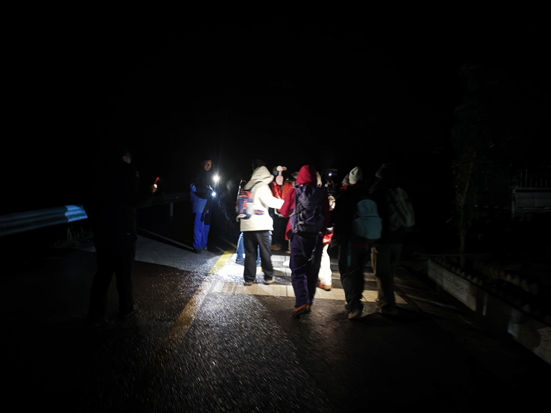 護送滯留人員就近安置。