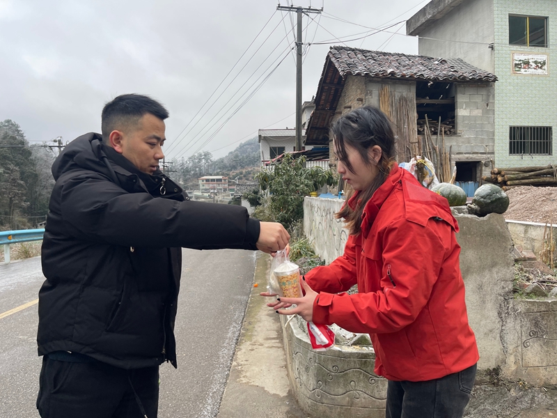 向滯留人員送早餐。