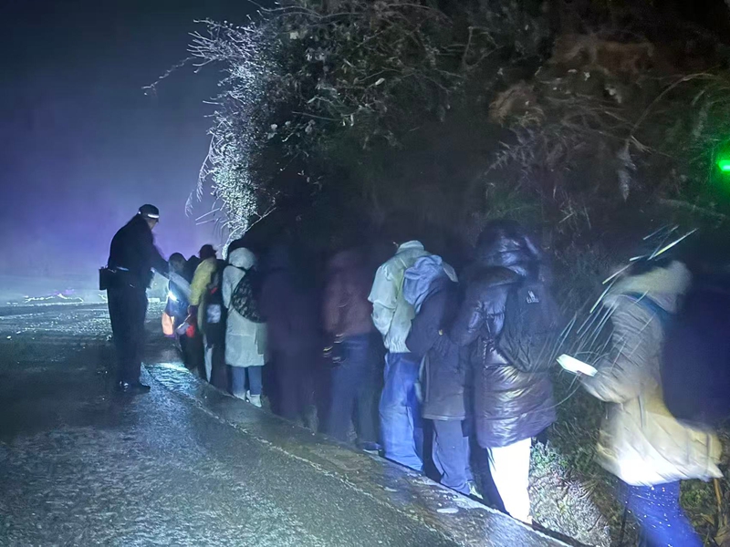 引導滯留人員就近安置。