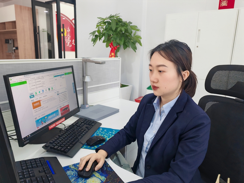 郵儲銀行客戶經理在審查客戶資料。