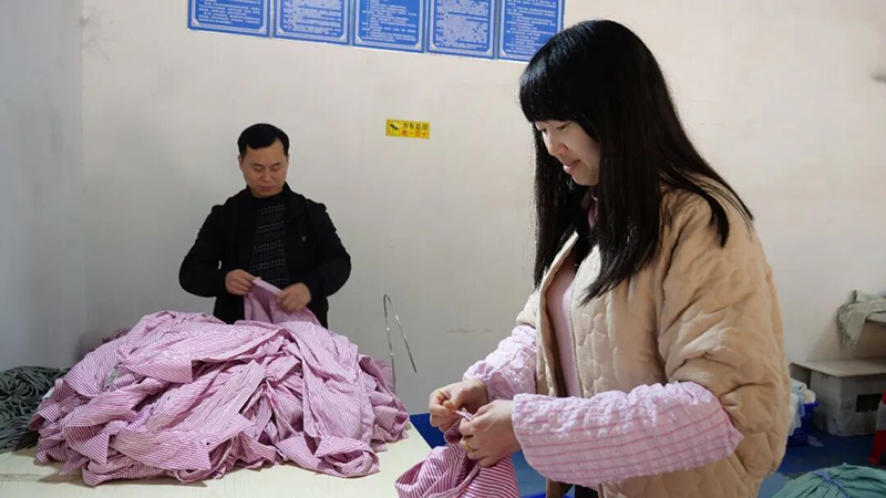 江口搬迁群众在工厂务工。