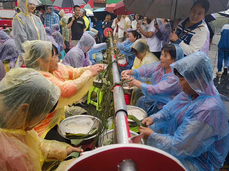 搬迁群众包粽子活动。