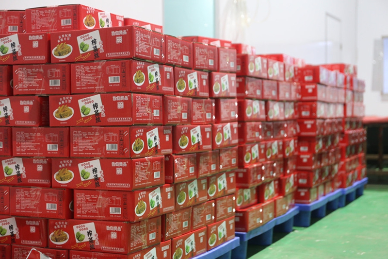 1、贵州巧妹子食品有限公司生产车间内封装完好的产品整齐码放，即将发往黔、浙、沪、粤等地市场。（朱胜攀 摄）