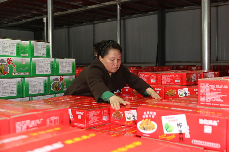 2.企业负责人正在清点整理货品。（肖微 摄）