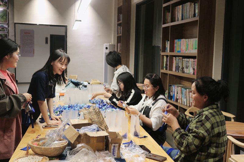 金银山街道光彩生活空间绣娘们制作端午节香囊。 受访者供图.jpg