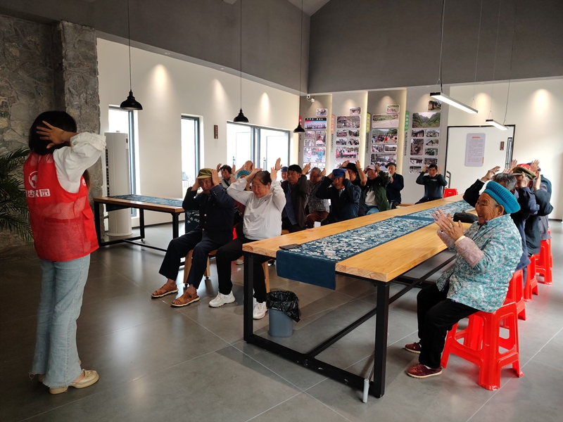 赫章县金银山街道光彩生活空间开展老年人健康活动。 刘虹艳  摄.jpg