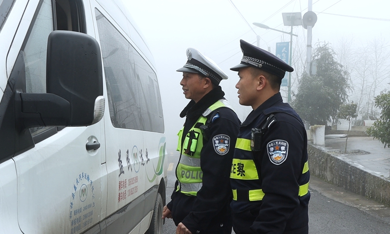民警們提醒司機。 萬蓮蓮攝.jpg