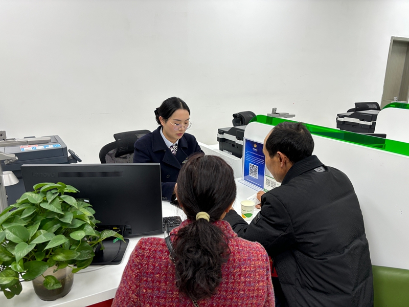 小微企业办事窗口，习水农商银行工作人员为办事企业办理业务。罗金 摄.jpg