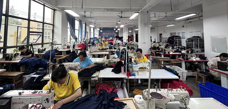 康思服公司生产车间，工人们从裁剪、缝纫到包装，一道道工序有条不紊地进行着。罗金 摄.jpg