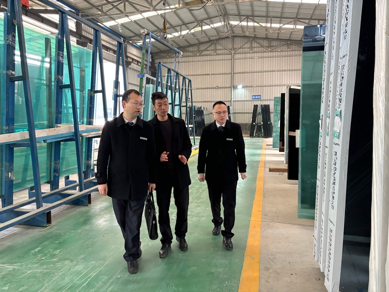 习水农商银行工作人员走进企业，精准了解企业需求。罗金 摄.jpg
