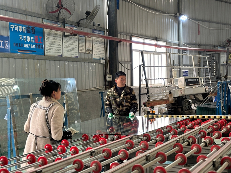习鹰门业让39名周边村民实现了家门口就业。罗金摄