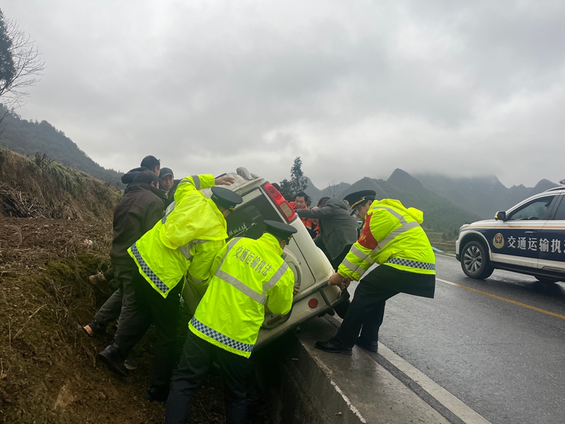 2026年1月20日 带领队员和周围群众一起救援 。.jpg