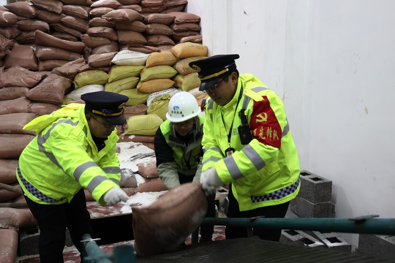 2026年1月20日大队领导带队协助装载融雪剂。 .jpg