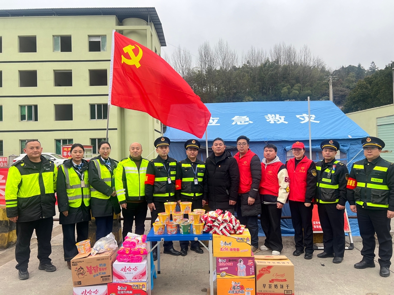 2026年1月21日 在麻江收费站广场大队联动收费站、民政等部门设立便民服务点。.jpg