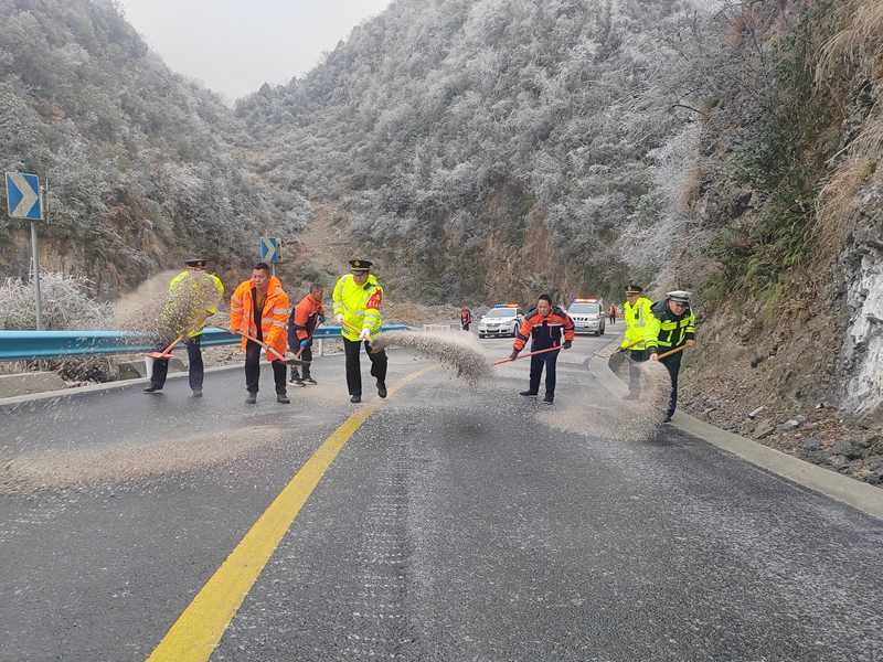 2026年1月21日 在麻江县大开田党员干部带头融雪除冰抢通道路。.jpg