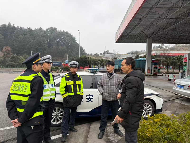 執法人員現場了解情況。