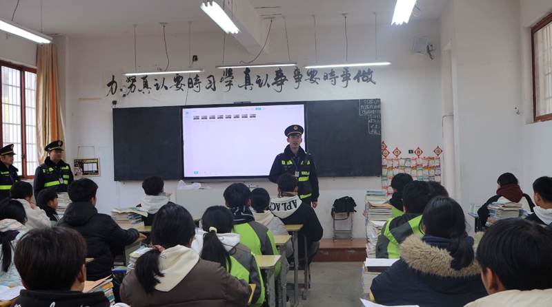 1 图为省交通执法七支队二大队到中学开展普法宣传活动。