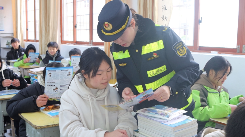 3 图为执法人员向学生讲解道路运输相关法律知识。