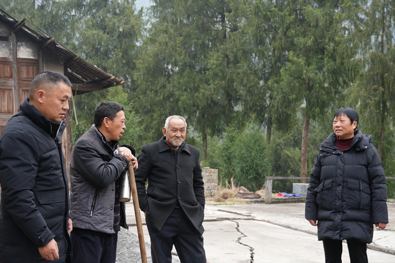 走訪群眾（蘇暢莉  攝）.JPG