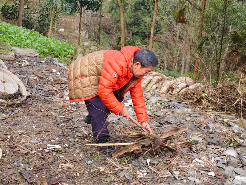 農戶清理垃圾（邵奕琳  攝）.jpg