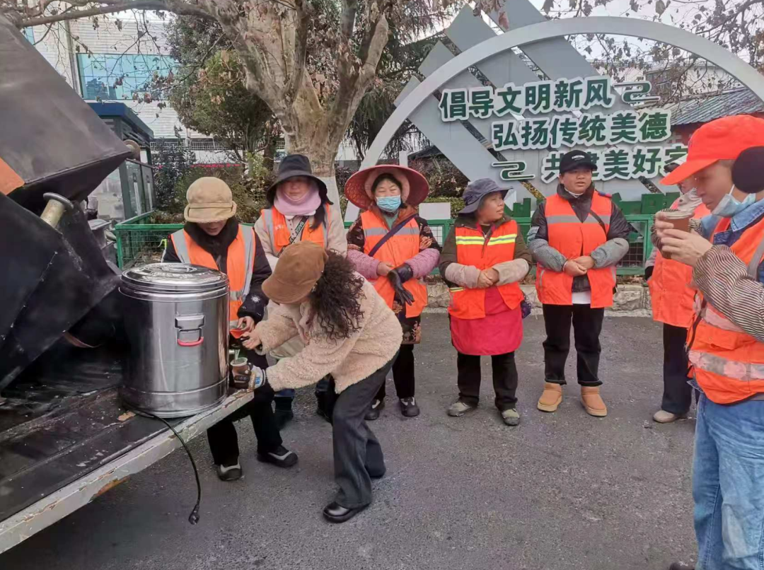 西秀区城管局迅速响应撒盐除凝。