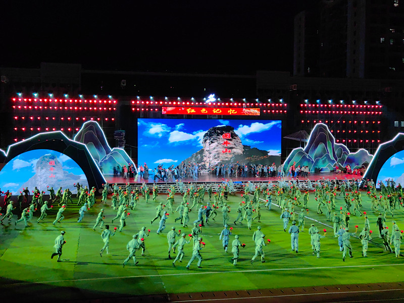 縣國標體育館霓虹璀璨。1300余名演出人員正緊鑼密鼓的開展節目彩排。