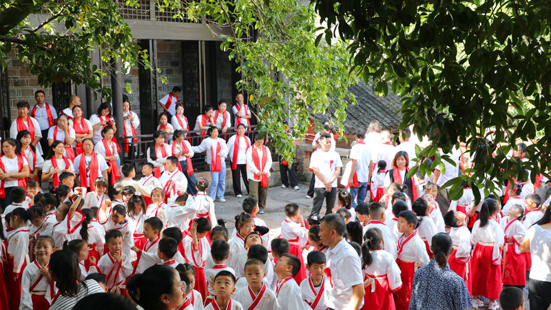 石阡縣府文廟院內，縣實驗小學學生正等待一年級新生開筆禮府文廟研學活動開始。陳超攝