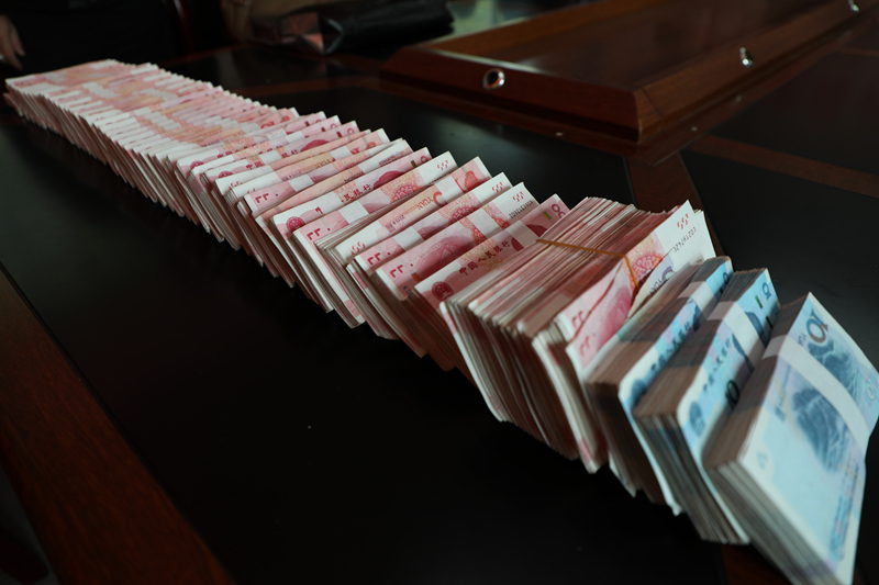 中壩街道塘池村舉行六金坡太秋甜柿基地產業分紅及工資集中發放儀式，58名村民領取到屬於自己的“年終獎”。