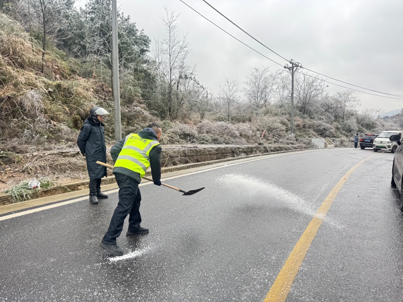 5 图为在G210线凝冻路段撒布融雪剂。图片由贵州省公路局提供.jpg