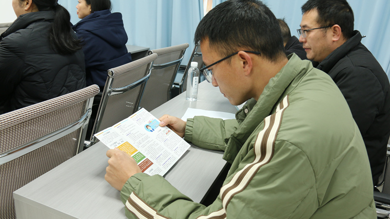 社區“法律明白人”在認真觀看《施秉縣公共法律服務指南》。