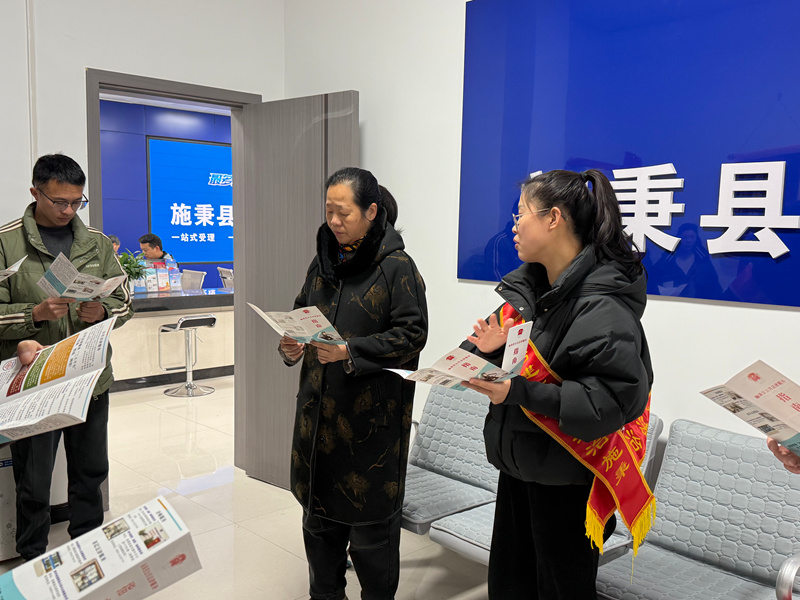 施秉縣公共法律服務中心工作人員為“法律明白人”講解法律援助范圍及辦理條件。