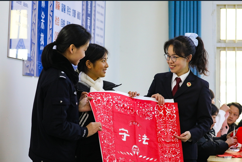 2026年1月22日，黔西市檢察院聯合市委社工部、市公安局、市關工委等“水西護未隊”成員單位，在“黔西市未成年人關護基地”下設的錦繡街道工作站和新仁鄉工作站，共同啟動了首屆“法治寒假班”。圖為在剪紙班，檢察官和公安民警向學生們宣傳要作一個遵紀守法的好公民。 (2)