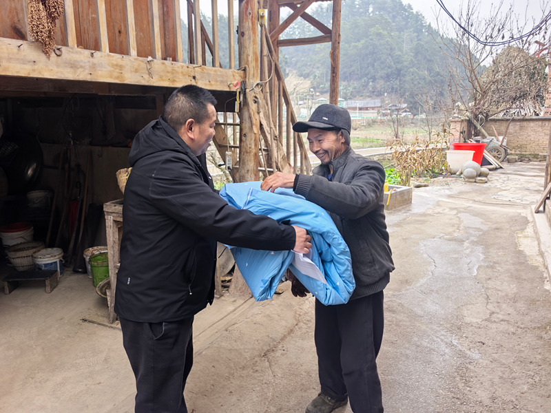 施秉縣白垛鄉村干部為困難群眾送物資。