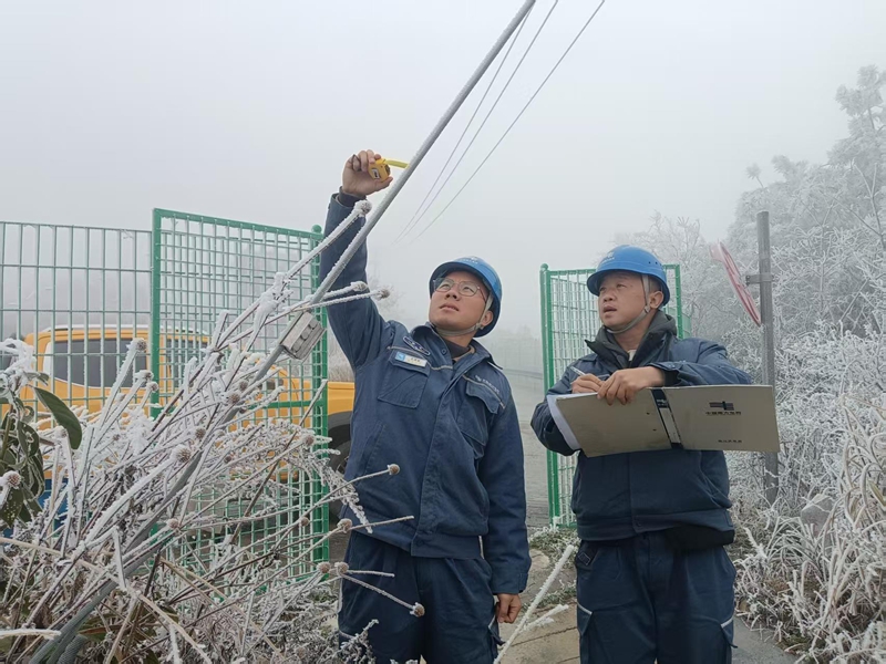 獨山供電人頂風冒雪保民生。