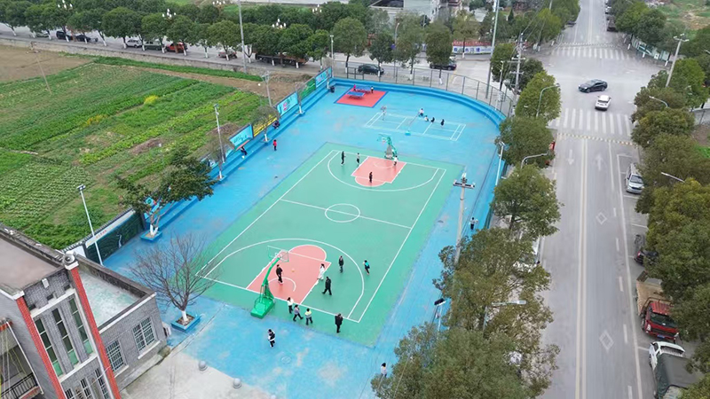 茅坝镇茅坝社区标准化篮球场。