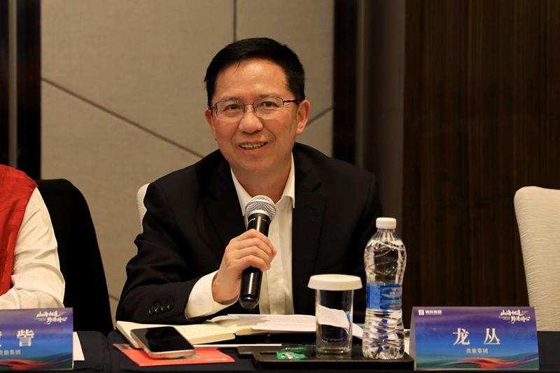 龙丛作旅游推介。