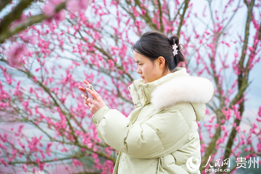游客在花叢中打卡拍照。人民網 陽茜攝