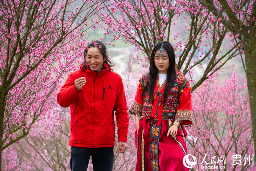 游客在花叢中打卡拍照。人民網 陽茜攝