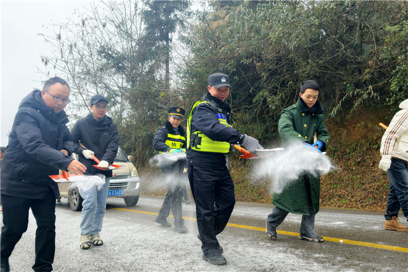 民輔警與社區工作人員一起在凝凍路線上撒鹽。