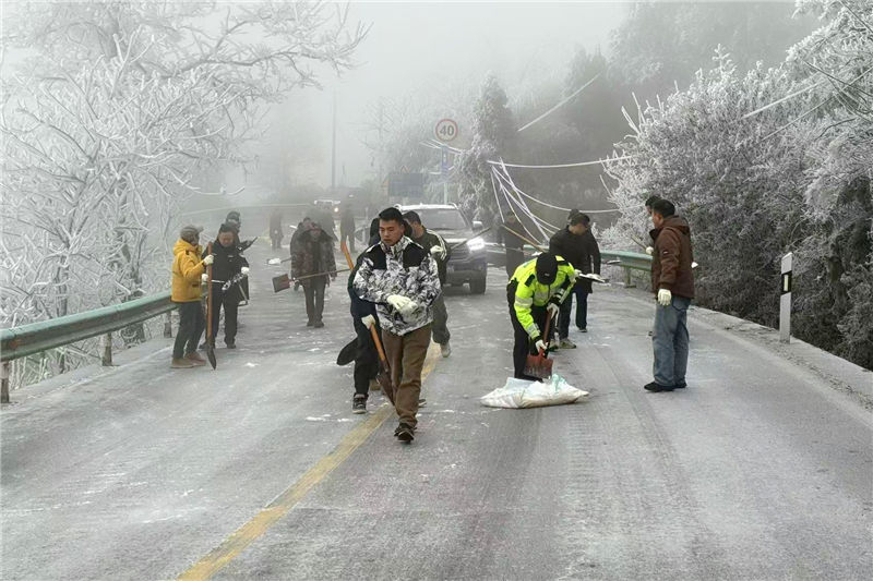民輔警與社區工作人員一起在凝凍路線上撒鹽。