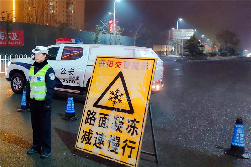 民輔警在凝凍路線擺設標語牌。