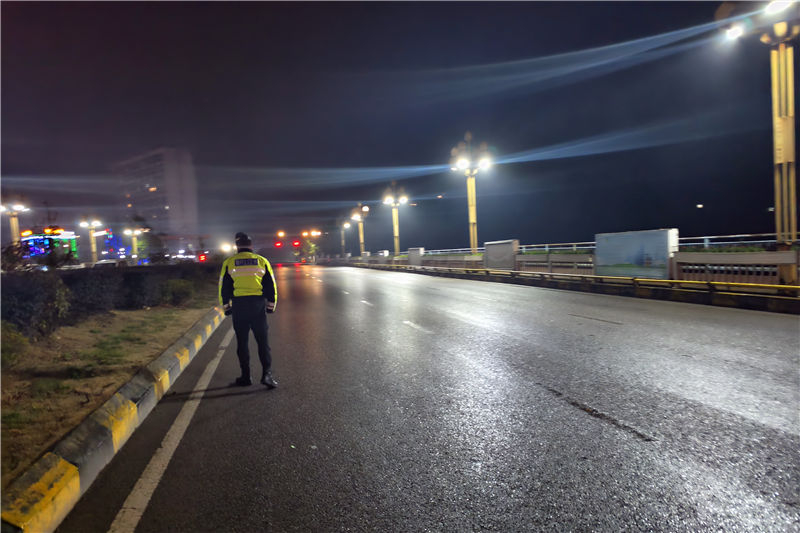 民輔警在凝凍易滑路段開展預防工作