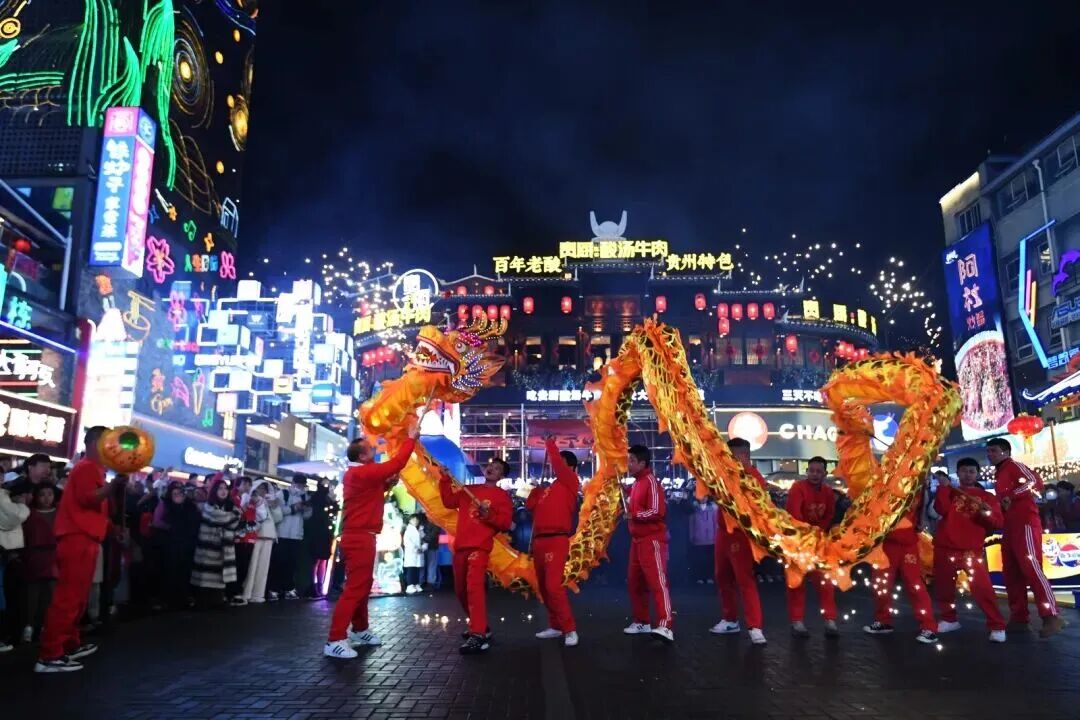 市民游客在青雲市集內觀看舞龍表演。