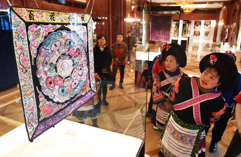 繡娘正參觀歐東花民族服飾博物館非遺展廳。