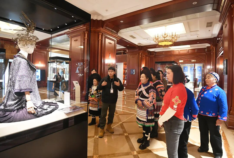 繡娘正參觀歐東花民族服飾博物館非遺展廳。