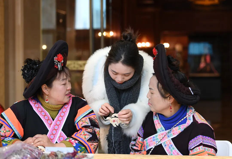 繡娘正在歐東花民族服飾博物館工作人員的指導下進行苗繡產品制作。