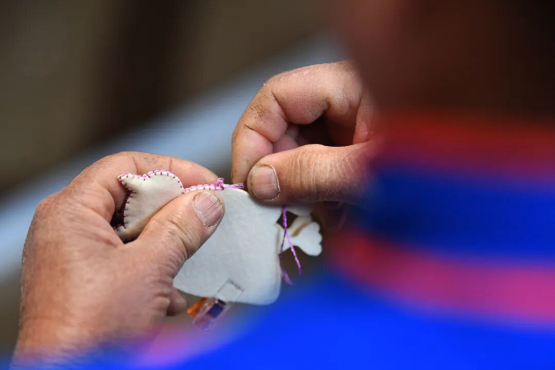 繡娘正在學習苗繡技藝。