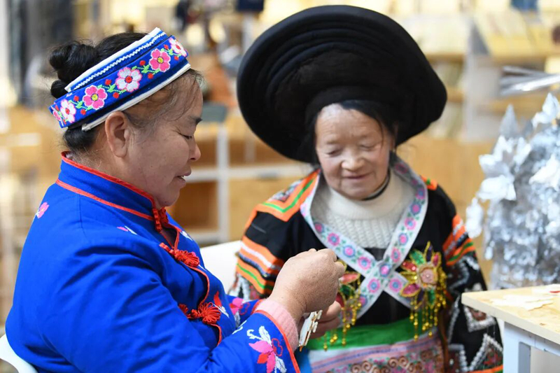 繡娘正在學習苗繡技藝。