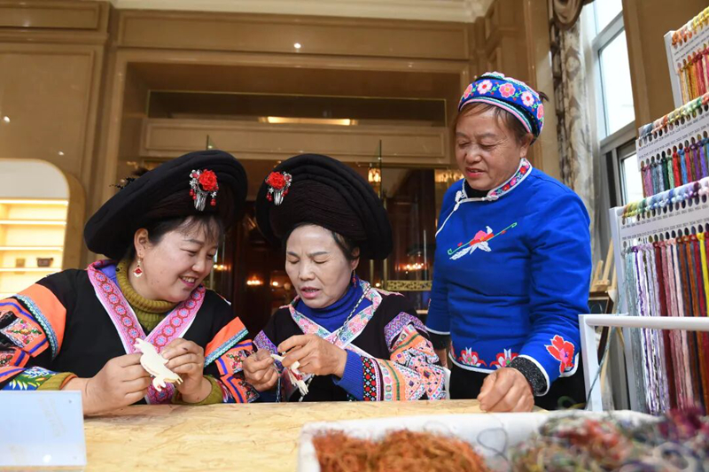 绣娘正在学习苗绣技艺11